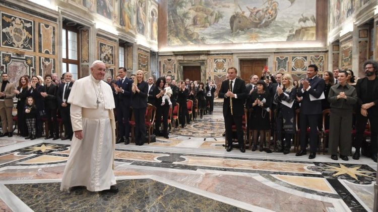 البابا فرنسيس يستقبل الفنانين المشاركين في الحفل الموسيقي لمناسبة عيد الميلاد في الفاتيكان