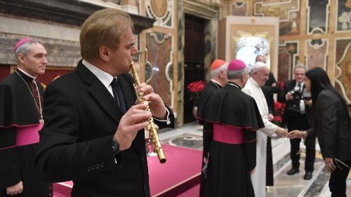 Pape François: «de la crèche vient l'appel à partager avec les plus petits»