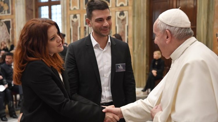 Папа Франциск на встрече с артистами и организаторами рождественского концерта в Ватикане