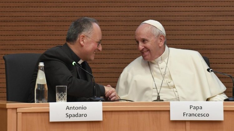 Papst Franziskus 2019 mit einem italienischen Jesuiten bei einer Buchvorstellung