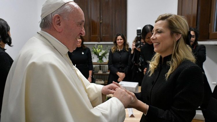 Papst Franziskus bei einem früheren Besuch von Scholas Occurentes in Rom (2013) 