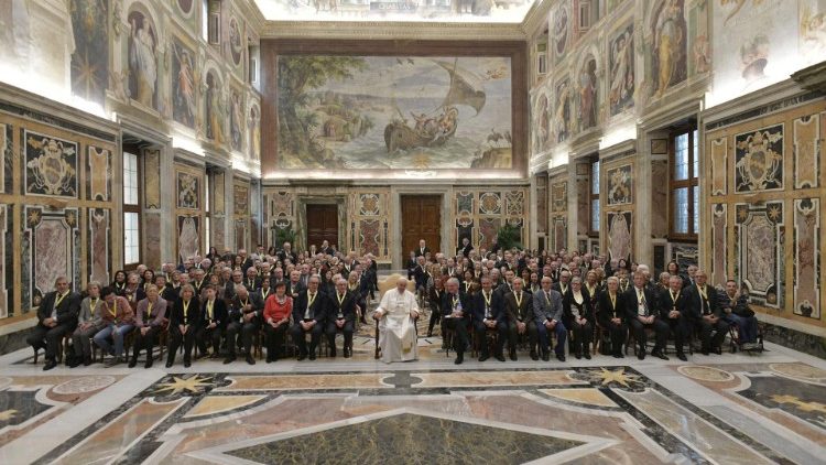 Ferenc pápa 2019. december 19-én idős, nyugdíjas olasz dolgozókkal találkozott  