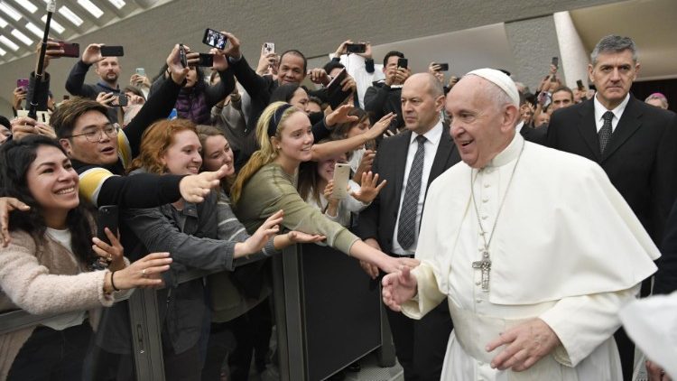 Il Papa saluta all'udienza generale un gruppo di giovani
