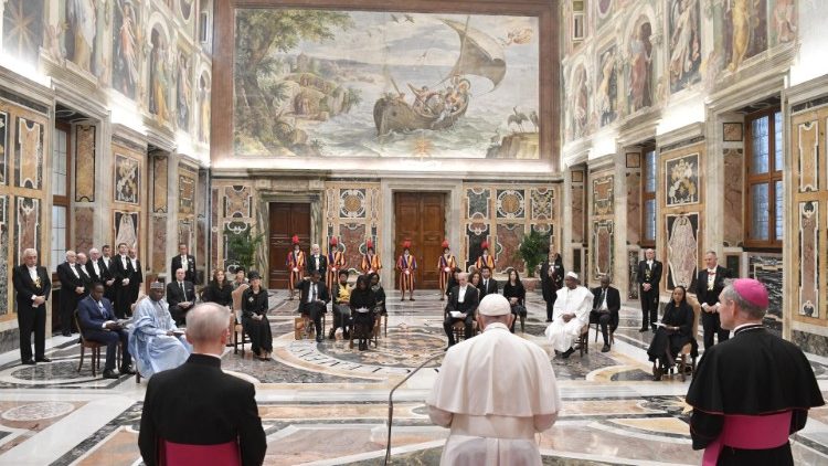 Le Pape François reçoit les nouveaux ambassadeurs près le Saint-Siège, Salle Clémentine - le 19 décembre 2019