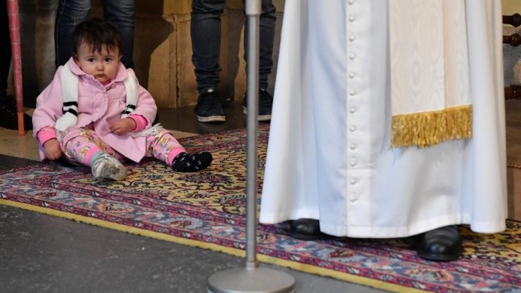 Kleine Migrantin bei einer Papst-Rede