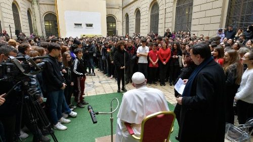  Papst besucht eine römische Schule