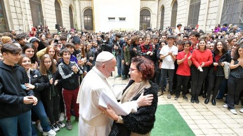Visite surprise du Saint-Père dans un lycée de Rome 