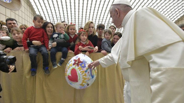 Папа приветствует семьи сотрудников