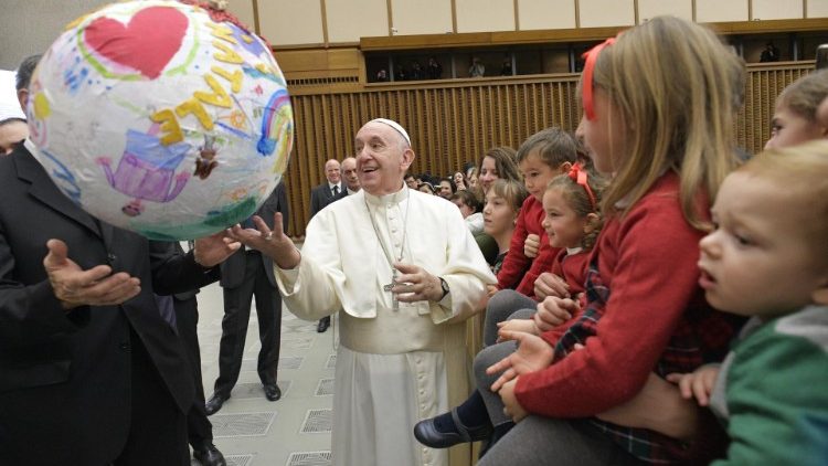 Em imagem de arquivo, o Papa ao encontrar as famílias dos funcionários do Vaticano