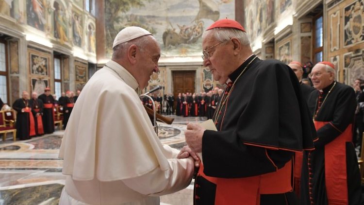 Papa saúda cardeal Sodano na Sala Clementina