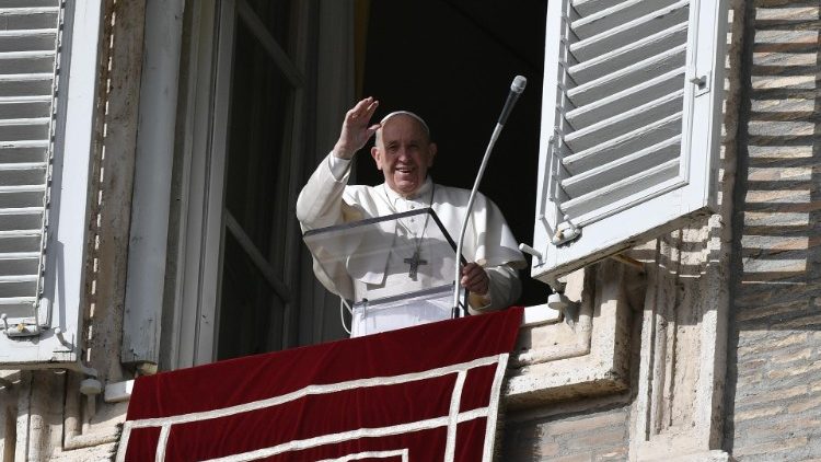 2019.12.22 Pope at the window of Angelus prayer