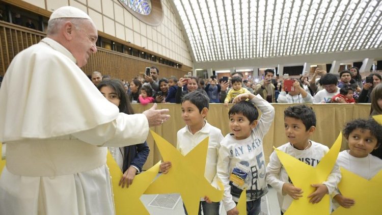 Papa Francisco com as crianças do Dispensário Santa Marta, dezembro de 2019