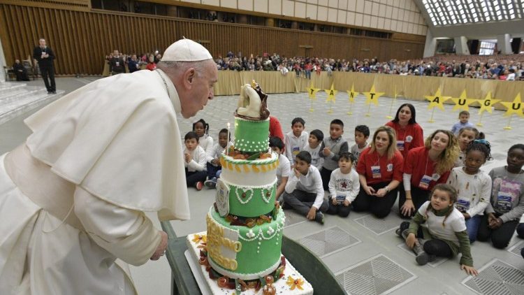 Papa Francisc și un grup de copii asistați de Dispensarul ”Sf. Marta” (arhivă)