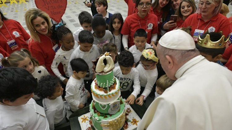 22 dicembre 2019, Papa Francesco festeggia il compleanno con i piccoli assistiti dal Dispensario Santa Marta