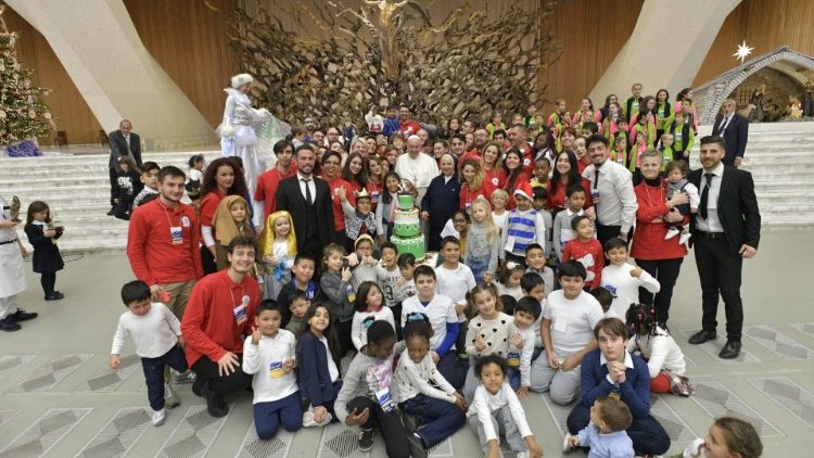 Popiežius su vaikais ir savanoriais