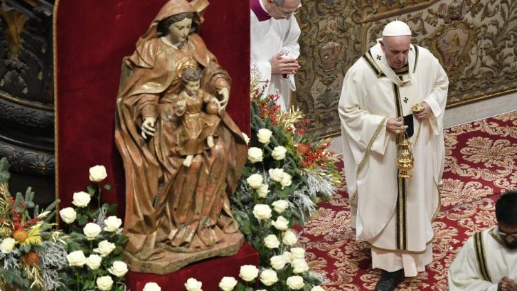 ता मरियम की प्रतिमा के सामने संत पापा फ्राँसिस