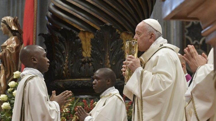 Le Pape embrassant l'Évangile lors de la messe de l'Épiphanie, le 6 janvier 2020 à la basilique Saint-Pierre.