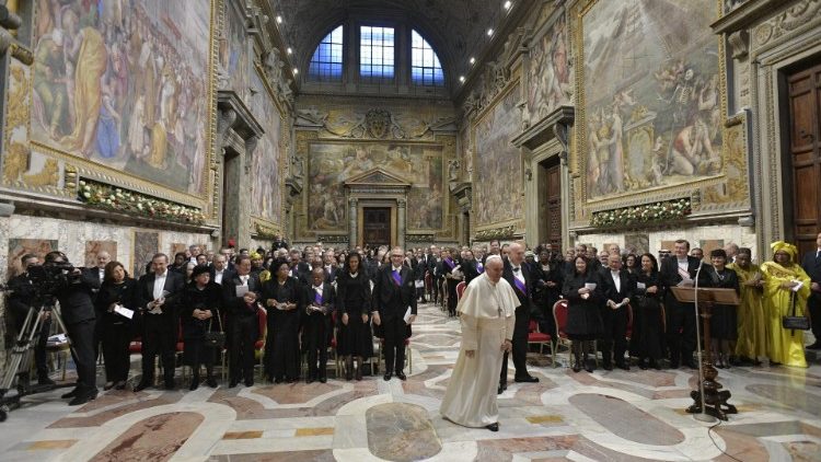 Papa reunido com o corpo diplomático