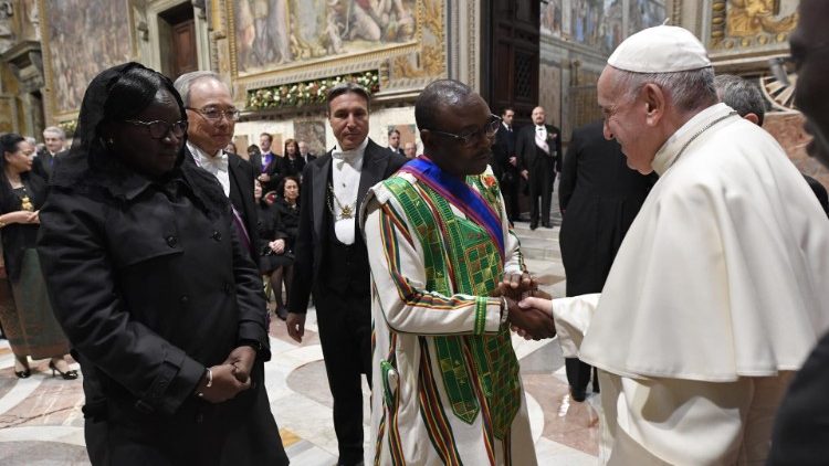Popiežius pasveikino diplomatus