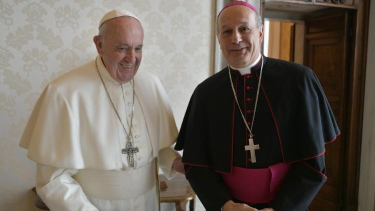 Com Francisco, o observador permanente da Santa Sé na Onu, em Nova York, dom Gabriele Caccia (Vatican Media)