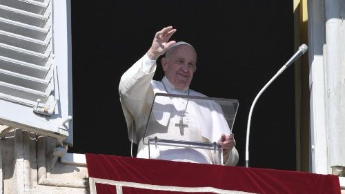 Pope at Angelus: ‘Jesus teaches us to be meek, simple, respectful'