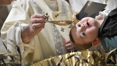 Il Papa: è importante essere battezzati da bambini, si riceve lo Spirito Santo