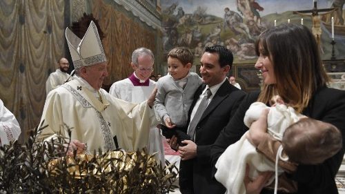 Papst tauft in der Sixtinischen Kapelle 32 Kinder