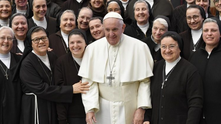 Papa Franjo i časne sestre tijekom opće audijencije u dvorani Pavla VI.