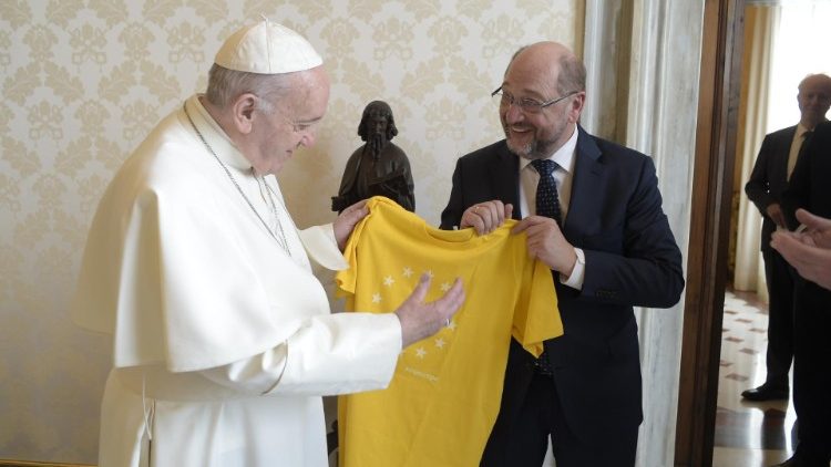 T-Shirt als Geschenk: Martin Schulz (rechts) überreicht es dem Papst.