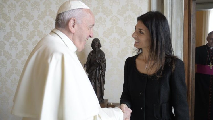 Roms Bürgermeisterin Virginia Raggi (rechts) und Papst Franziskus