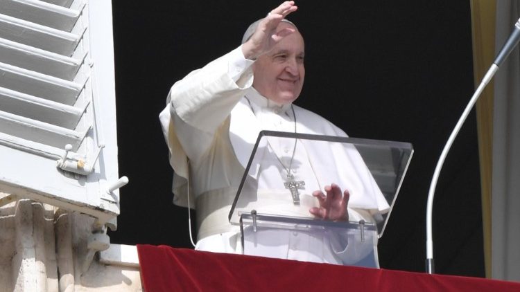 Papež Frančišek bo po pandemiji ponovno vodil opoldansko molitev z okna apostolske palače.