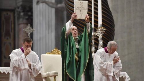 Il Papa: la forza della Parola porta dall'oscurità alla luce