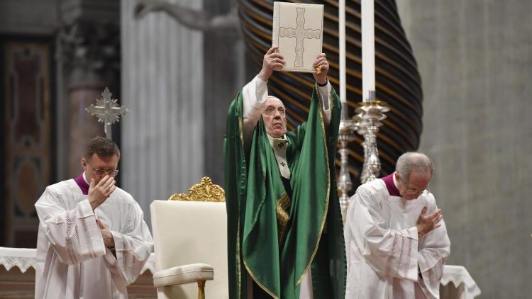 Papa Franjo tijekom mise na prvu Nedjelju Božje riječi