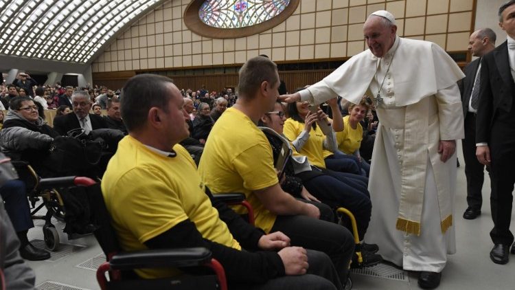  Papež Frančišek med splošno avdienco pozdravja invalide