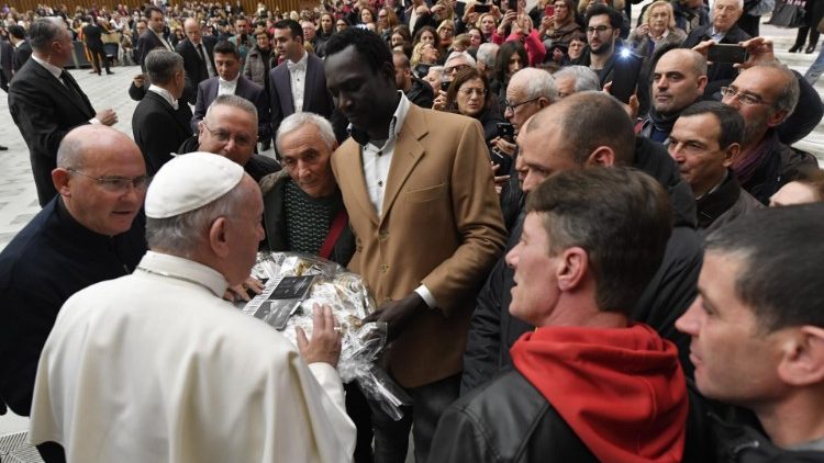 Mateus, do Senegal, entregou os produtos típicos italianos ao Papa