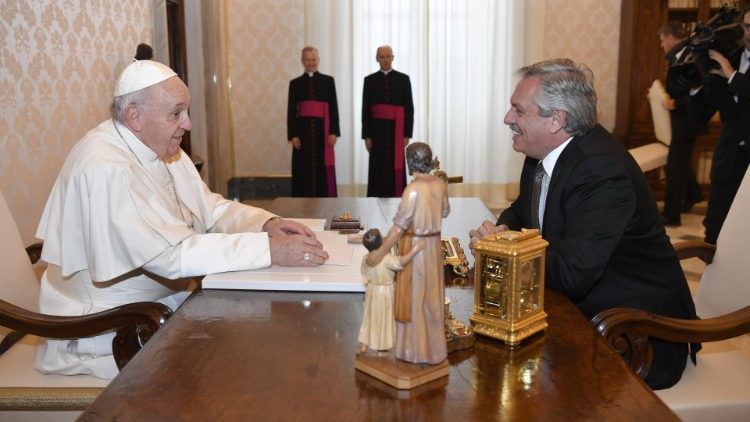 Papež Frančišek in argentinski predsednik Alberto Fernandez