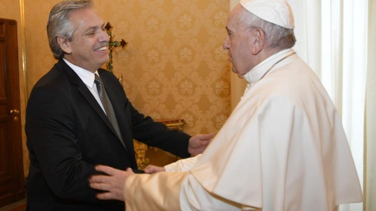  Papa takohet me Alberto Fernandez, President i Republikës së Argjentinës