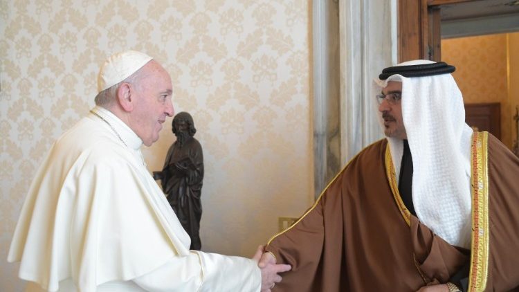 Em foto de arquivo, o Papa recebe o rei do Bahrein, Hamad bin Isa Al Khalifa