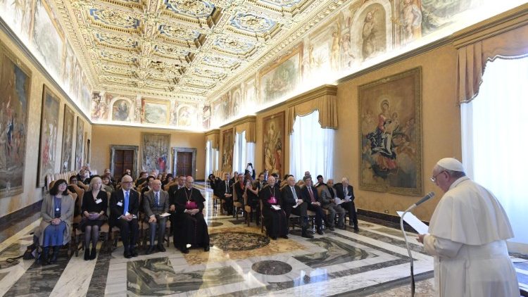 البابا فرنسيس مستقبلاً المشاركين في منتدى تنظمه الأكاديمية الحبرية للعلوم الاجتماعية حول التربية 07 شباط فبراير 2020