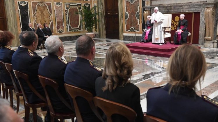 Sveti oče nagovarja zaposlene na Inšpektoratu za javno varnost v Vatikanu