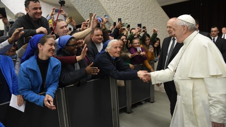 Le Pape François salue des pèlerins en salle Paul VI - audience générale du 12 février 2020