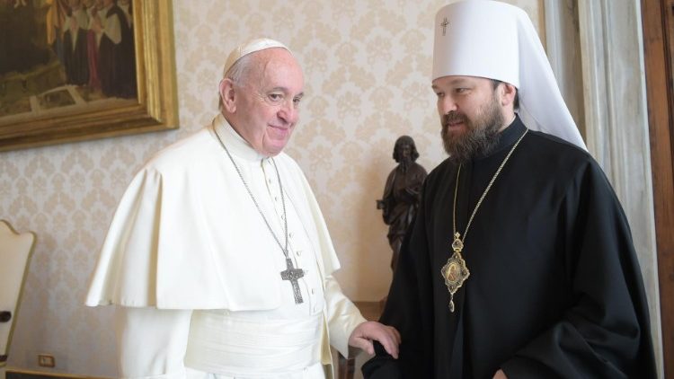 Papst Franziskus und Metropolit Hilarion