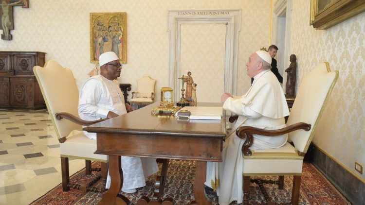 Папа Франциск и президент Республики Мали Ибрагим Бубакар Кейта на встрече в Ватикане