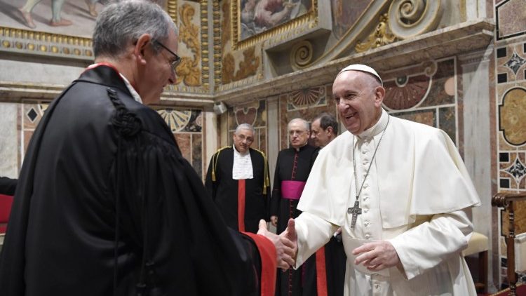 Le Pape saluant les magistrats du Vatican dans la salle royale du palais apostolique. 