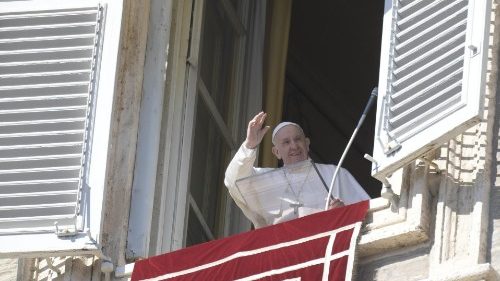 Papst Franziskus beim Angelus: Gebote nicht nur halten, sondern leben