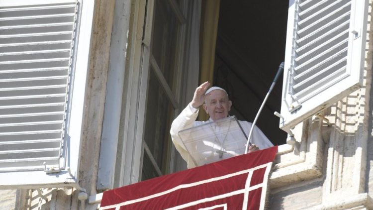 האפיפיור פרנסיס מנופף לשלום לקהל אשר התכנס בכיכר פטרוס הקדוש לתפילת "בשורת המלאך" (האנג'לוס) ביום ראשון.