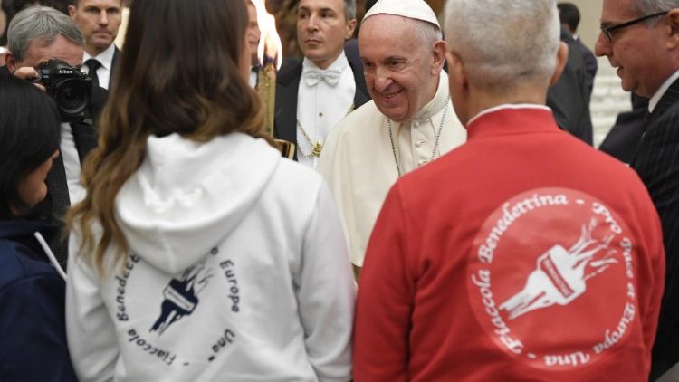 Ferenc pápa a bencés békefáklya küldöttségével