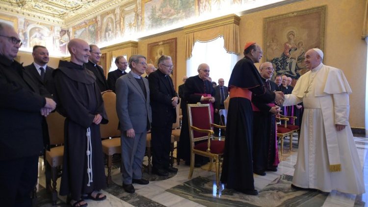 Le Pape saluant les membres du Conseil pontifical pour le textes législatifs. 