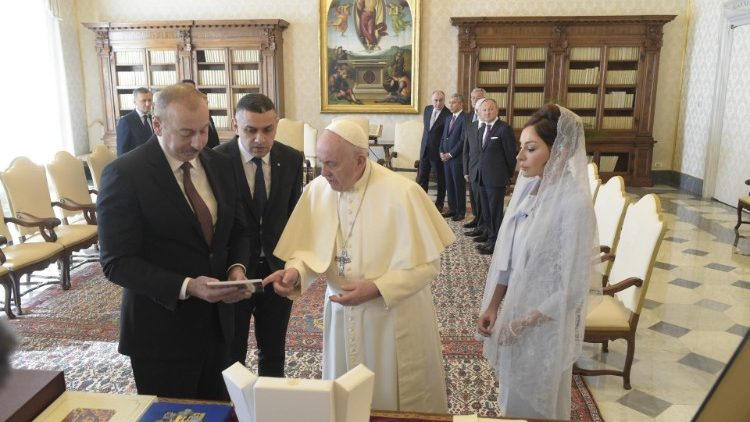 Папа Франциск, президент Азербайджанской Республики Ильхам Алиев и супруга президента госпожа Мехрибан Алиева на встрече в Ватикане