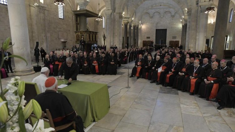 Le Pape à Bari s'adresse aux évêques de la Méditerranée 